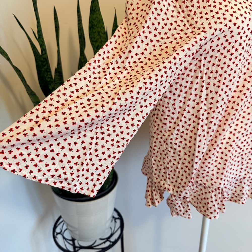 beachlunchlounge | Mini Red Floral Blouse with Ruffle Hem - Picture 4 of 10